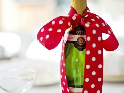 Party Decor: Cute Holiday Wine Crafts