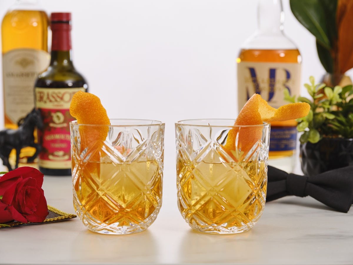 https://www.totalwine.com/site/binaries/t1638990178688/content/gallery/cocktail-recipe-images/recipe-detail-images/bourbon-images/the-godfather.jpg
