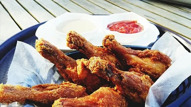 Fried chicken, basket, sauce, outdoors